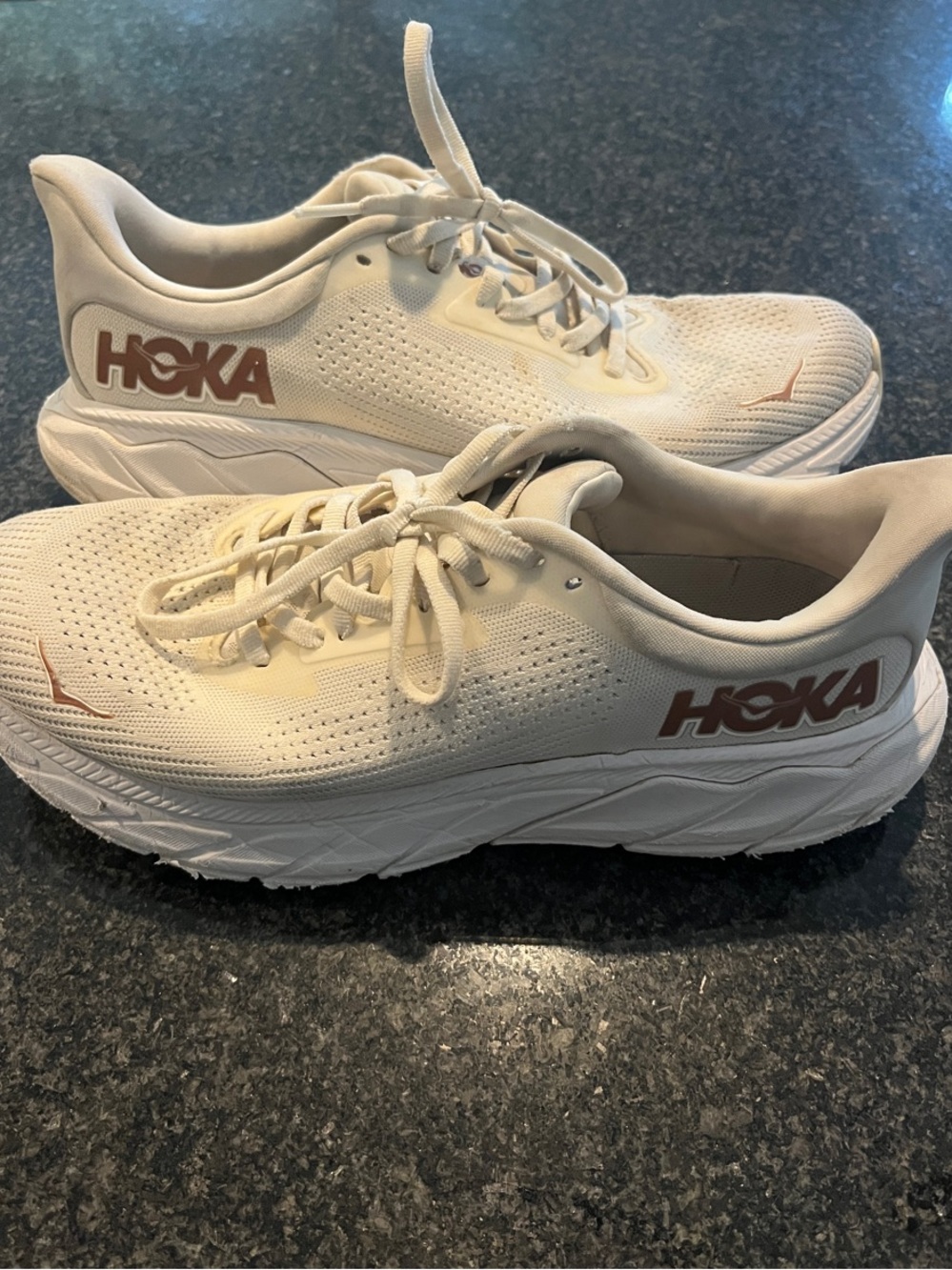 Hoka Arahi Women’s Size 9 Sneakers with Gold Logo